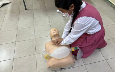 Students from Vision College in Riyadh are presenting a first aid course at an elementary school